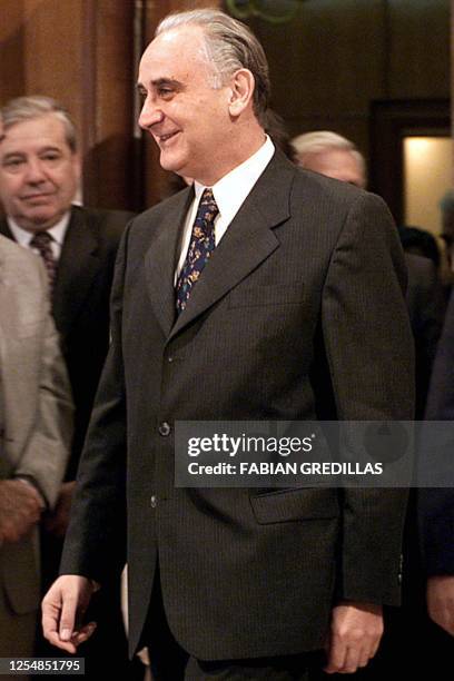 Argentine Economy Minister Jorge Remes Lenicov smiles as he enters the conference room in Buenos Aires, Argentina 09 January 2002. El ministro de...