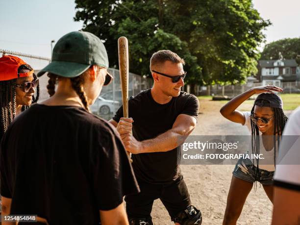 grupo diverso de jóvenes jugando softball - e league fotografías e imágenes de stock