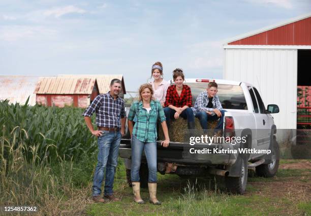 farm family - iowa family stock pictures, royalty-free photos & images