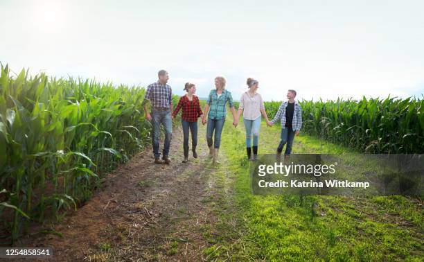 farmer family - iowa family stock pictures, royalty-free photos & images