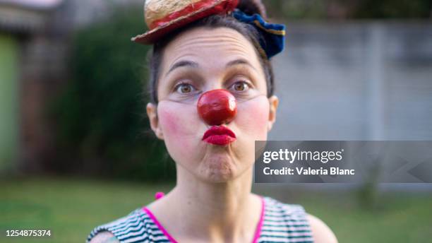 jonge vrouw met clownneus - funny clown stockfoto's en -beelden