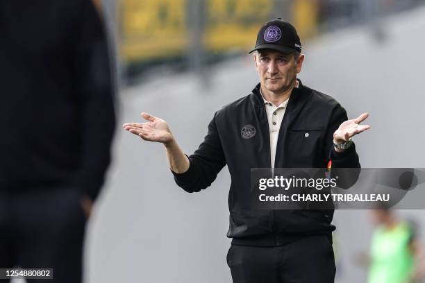 Toulouse's French head coach Philippe Montanier gestures during the French L1 football match between Toulouse FC and FC Nantes at The TFC Stadium in...