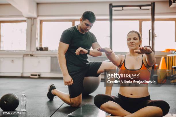 trainer with one pregnant woman - man standing full length stock pictures, royalty-free photos & images