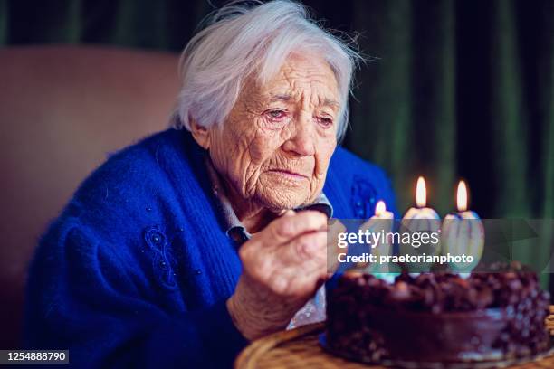 portret van grootmoeder bij haar 100ste verjaardag - 100 birthday stockfoto's en -beelden