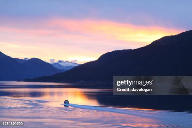 rustige alaskan sunrise - revillagigedo island alaska stockfoto's en -beelden