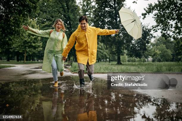 saltar alrededor - charco fotografías e imágenes de stock