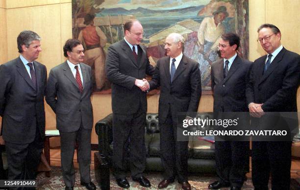 Argentinean Economic Minister, Roberto Lavagna , greets his counterpart from Paraguay, Dr. James Spalding , along with their counterparts from...