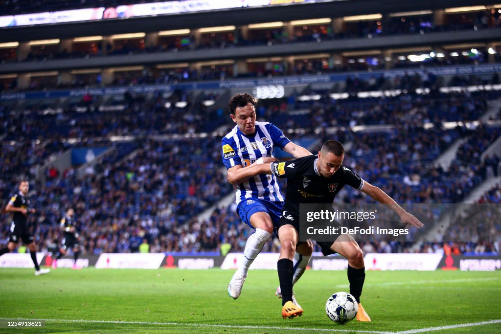 Eduardo Aquino 'Pepe' of FC Porto and Leonardo Lelo of Casa Pia FC ...