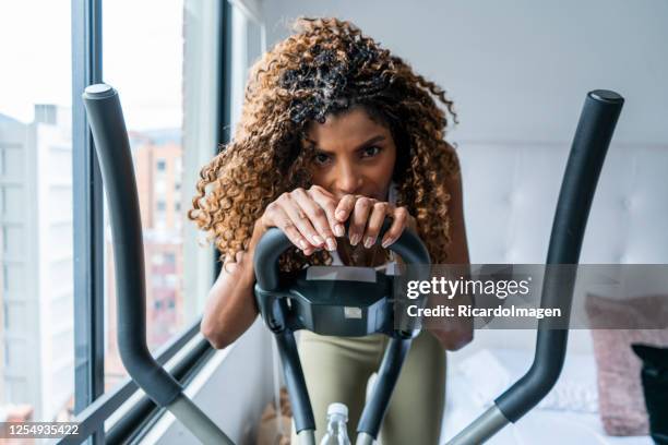 portret van vrouw die thuis door covid-19 quarantaine uitoefent - entrenar stockfoto's en -beelden