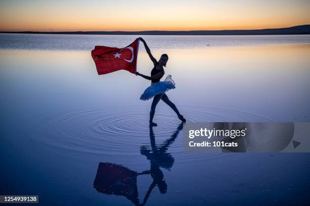 bailarina bailando en el lago con bandera turca - bandera turca fotografías e imágenes de stock