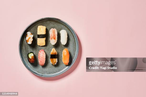 sushi with pink background - 皿　和 ストックフォトと画像