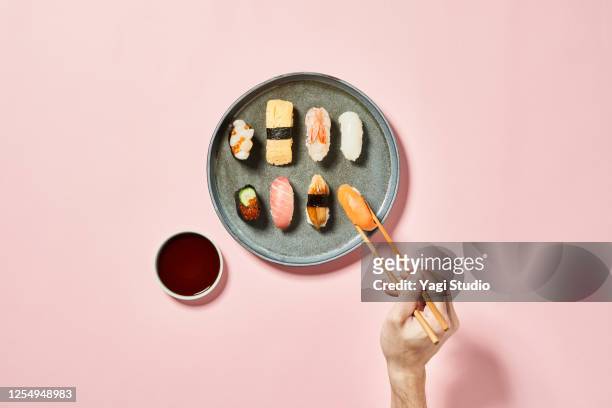 sushi with pink background - shoyu stockfoto's en -beelden