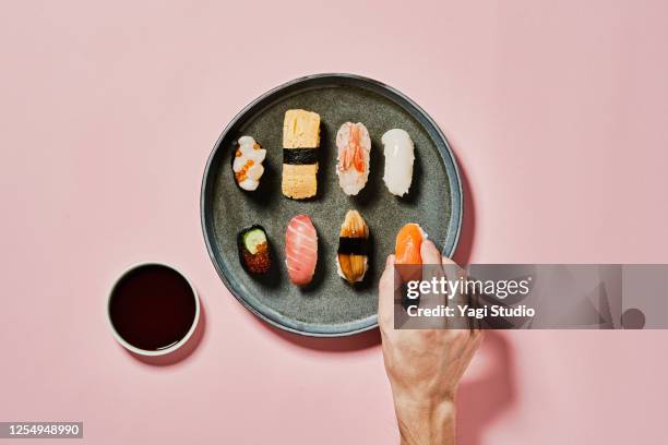 sushi with pink background - japanese food 個照片及圖片檔