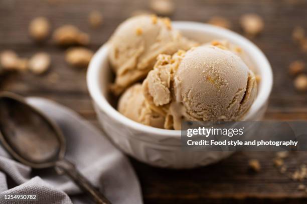 peanut butter ice cream - ice cream bowl stockfoto's en -beelden