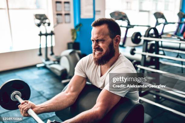 mannelijke atleet die wapentraining met barbell in gymnastiek doet - bicep curl stockfoto's en -beelden