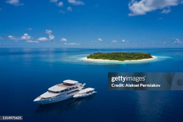 aerial view of the luxury dive boat - beach bird's eye perspective imagens e fotografias de stock