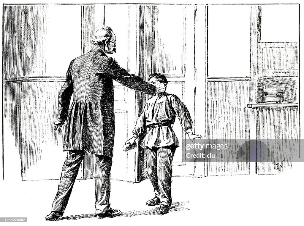 Lehrer kneift einen Schüler