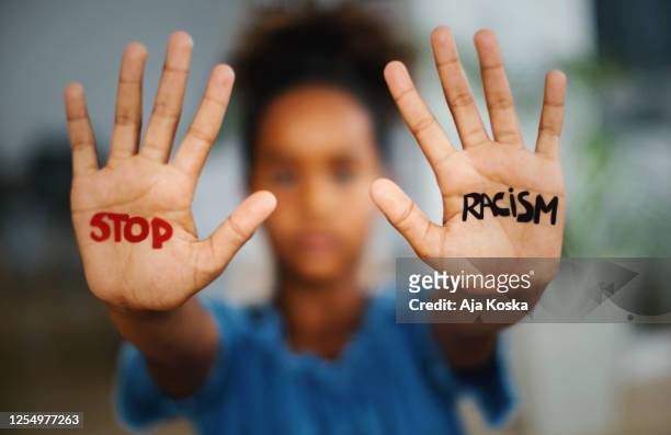 fermate il razzismo. - giustizia sociale foto e immagini stock