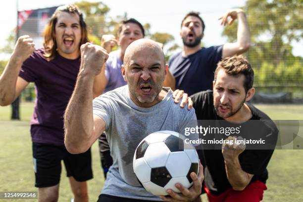 サッカー場での競争に勝った後に祝う男性サッカーチーム - exhibition match ストックフォトと画像