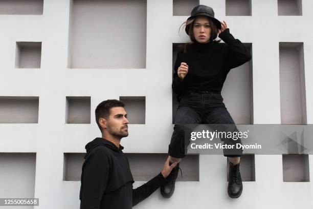 stylish couple in black have fun outdoor - alta moda fotografías e imágenes de stock