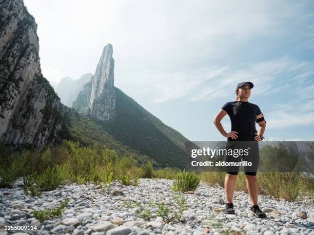 lateinische sportlerin steht draußen mit händen auf hüften - nuevo leon stock-fotos und bilder