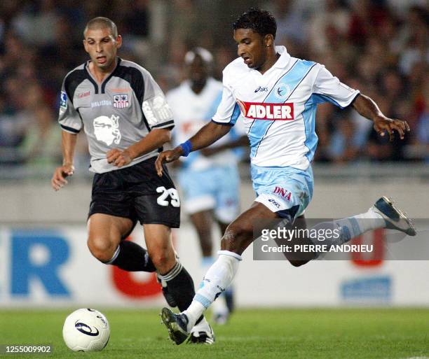 Le défenseur sénégalais de Strasbourg Habib Beye s'apprête à tirer sous le regard de l'attaquant d'Ajaccio Bruno Rodriguez, le 03 août 2002 au stade...