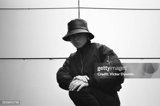 black and white outdoor portrait of the stylish girl - nas rapper imagens e fotografias de stock