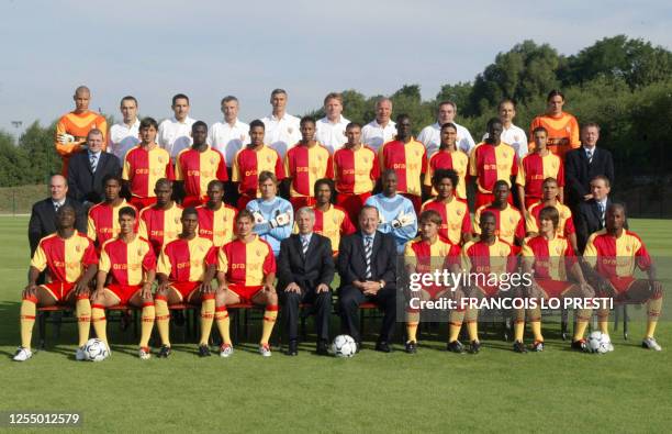 Photo officielle du Racing Club de Lens prise le 19 août 2003 à Lens. Au dernier rang, en haut : Niki Maenpaa, Jérémie Lepagnot , Jean-Pierre Czayka...