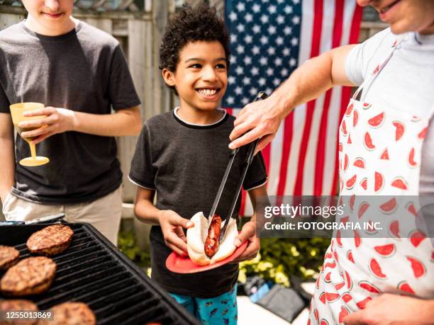 línea de hamburguesas en barbacoa del 4 de julio - 4th of july cookout fotografías e imágenes de stock