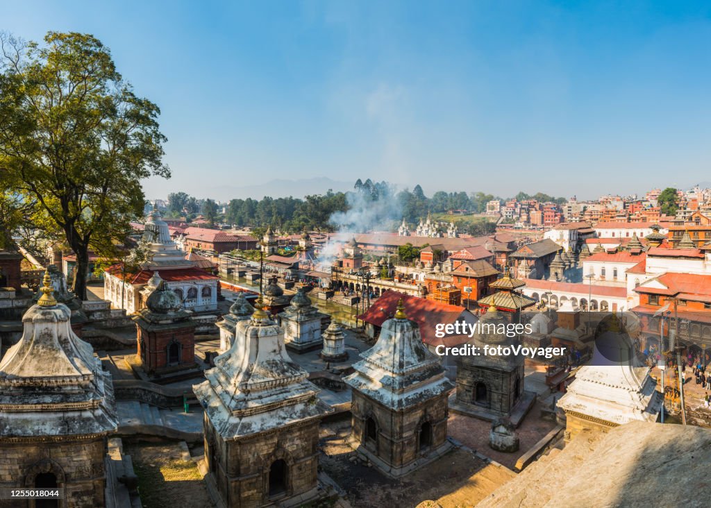 Kathmandu antichi santuari che si affacciano sul fiume Bagmati ghats Pashupatinath tempio Nepal