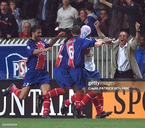 L'attaquant parisien Bruno Rodriguez, suivi de ses coéquipiers, manifeste sa joie après avoir inscrit le but de la victoire, le 04 mai 1999 au Parc...