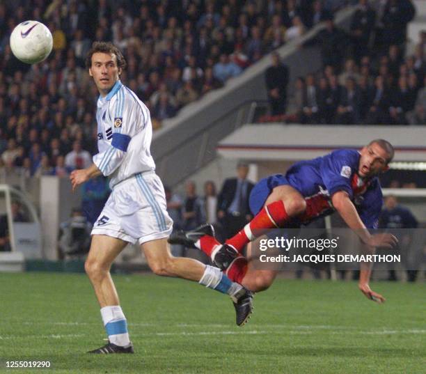 Le capitaine et défenseur marseillais, Laurent Blanc , dégage le ballon sous le regard de l'attaquant parisien Bruno Rodriguez, le 04 mai 1999 au...