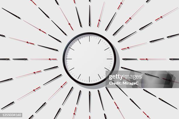 blank clock face with hands emitting - ponteiro ponteiro de relógio - fotografias e filmes do acervo