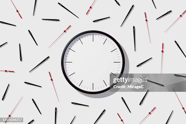 blank clock face with separated hands - instrument de mesure du temps photos et images de collection