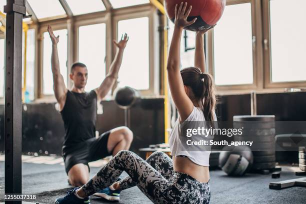 entrenamiento personal en el gimnasio - sport coach fotografías e imágenes de stock