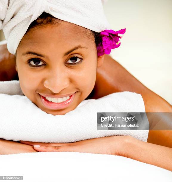 mooie zwarte vrouw bij de spa die het onder ogen ziet camera het glimlachen - woman smiling facing down stockfoto's en -beelden