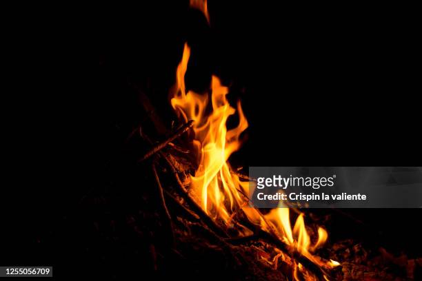 hoguera , fuego en la noche - san juan imagens e fotografias de stock