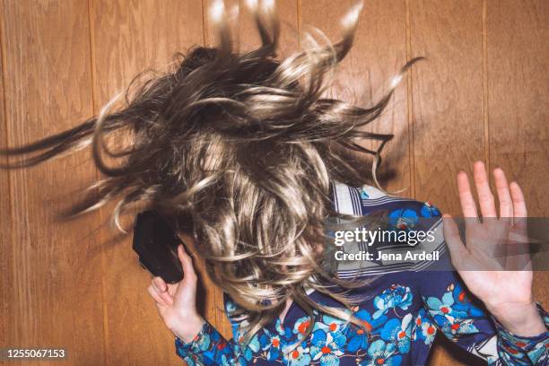 retro woman hair toss, fun woman shaking hair, girl shaking hair - frau blond perücke stock-fotos und bilder