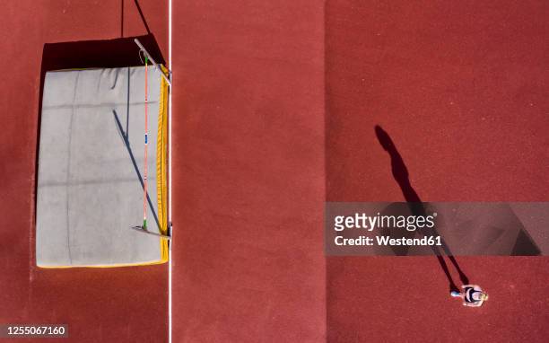 germany, baden-wurttemberg, schorndorf, female athlete concentrating before high jump - barras paralelas barra de ginástica - fotografias e filmes do acervo