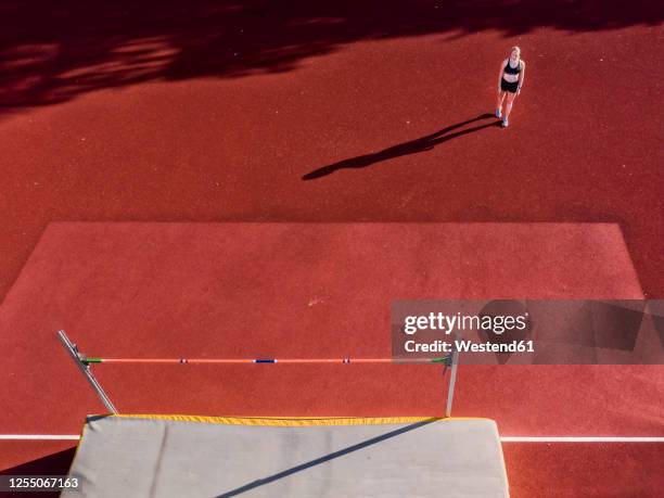 germany, baden-wurttemberg, schorndorf, female athlete concentrating before high jump - parallel bars gymnastics equipment 個照片及圖片檔