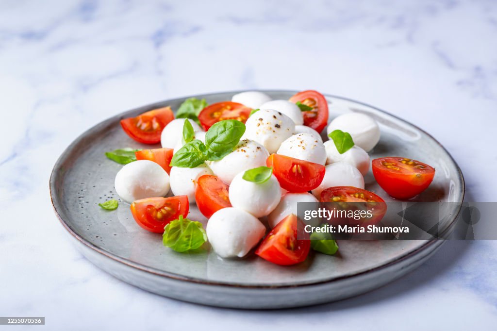 Healthy caprese salad