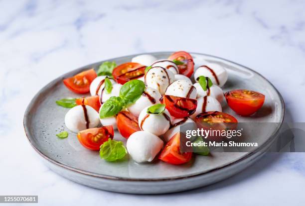 delicious italian salad - caprese imagens e fotografias de stock