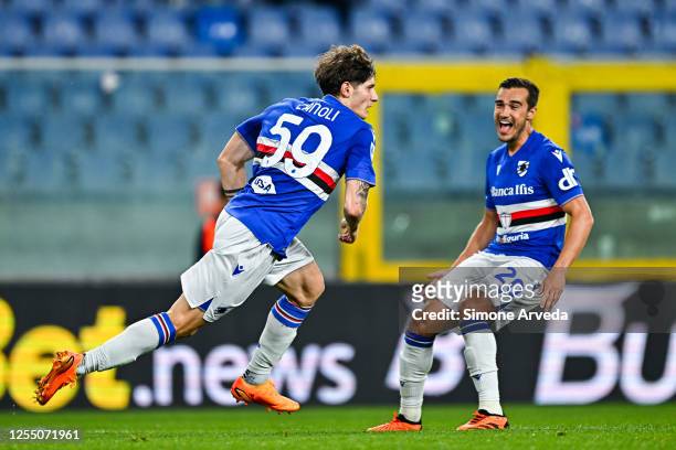 Alessandro Zanoli of Sampdoria celebrates with his team-mate Harry Winks after scoring a goal during the Serie A match between UC Sampdoria and...