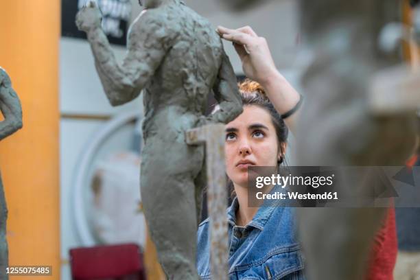 female student forming nude sculpture - sculpture foto e immagini stock