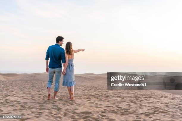 couple at sunset in the dunes, gran canaria, spain - couple dunes stock pictures, royalty-free photos & images