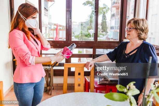 Mask Reporters Home Anchors Photos and Premium High Res Pictures - Getty Images