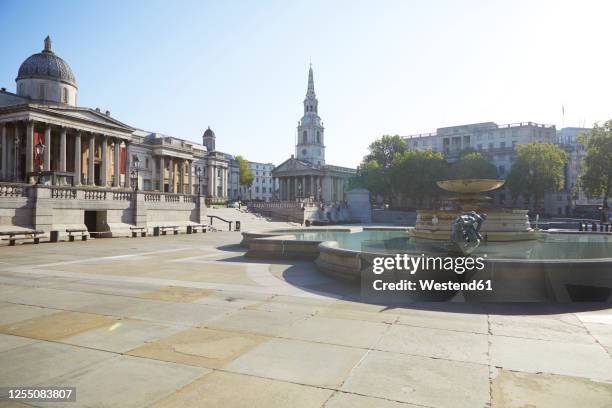 uk, england, london, fountain at empty trafalgar square - trafalgar square stockfoto's en -beelden