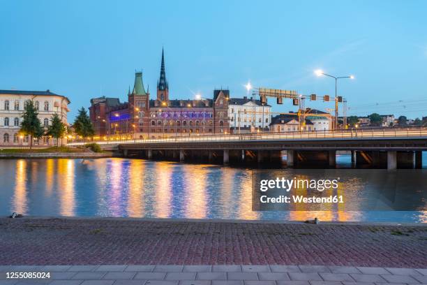 sweden, sodermanland, stockholm, centralbron at dusk with riddarholmen in background - centralbron stock pictures, royalty-free photos & images