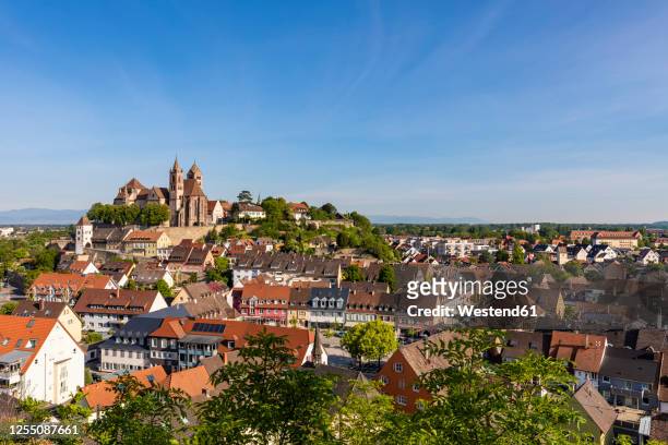 germany, baden-wurttemberg, breisach, clear sky over breisach minster and surrounding houses - breisach stock pictures, royalty-free photos & images