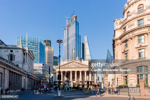 london financial district on a sunny day, england, uk - royal exchange london foto e immagini stock